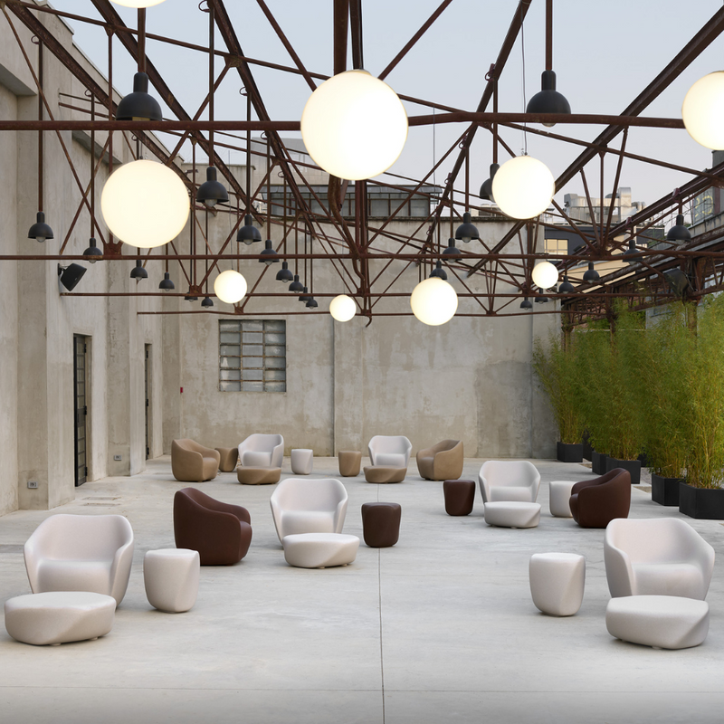 ecoBirdyn suunnittelema sulavalinjainen REBORN design tuoli.