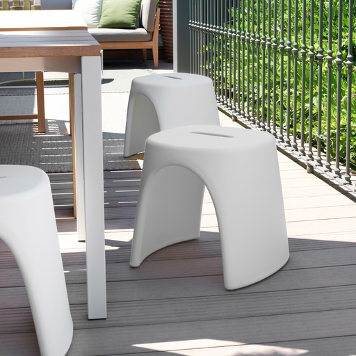 Italo Pertichinin suunnittelema sulavalinjainen AMÉLIE SGABELLO design jakkara