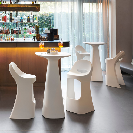 Italo Pertichinin suunnittelema sulavalinjainen AMÉLIE UP Korkea design pöytä.