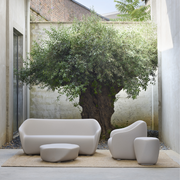 ecoBirdyn suunnittelema sulavalinjainen REBORN D.80 design pöytä.